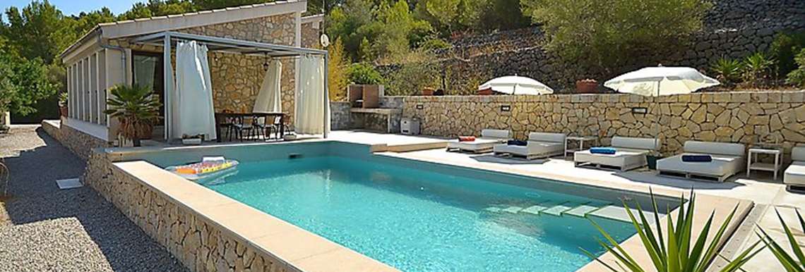 Privat pool og behaglige liggestole  Privat pool og behaglige liggestole